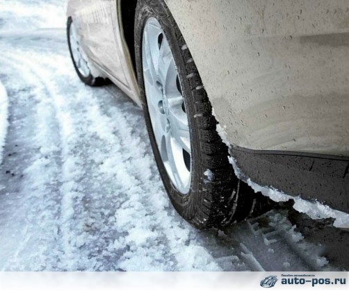 На фото: вождение автомобиля по обледенелой дороге